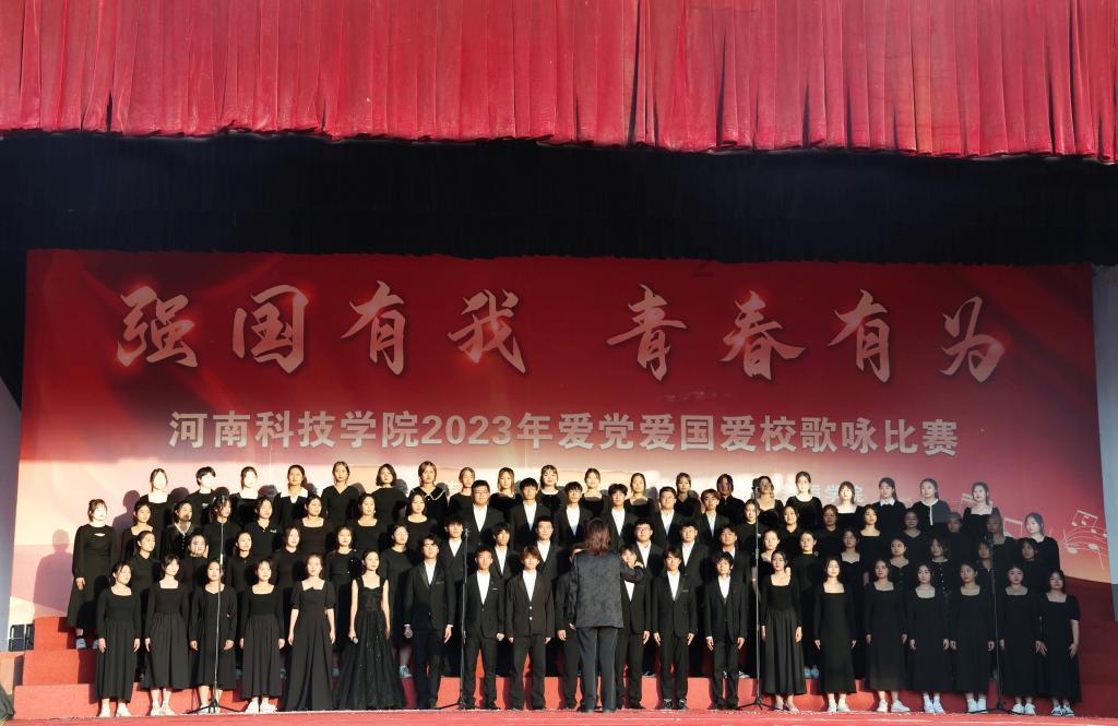 警灯闪烁!河南学校火灾现场 老师:13名遇难者为三年级同班同学
